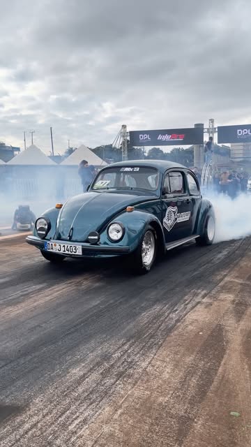Fusca da Equipe NB aquecendo os pneus na pista de arrancada